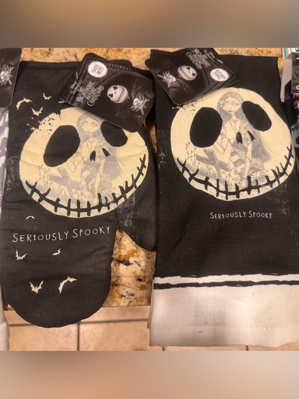 NWT Nightmare Before Christmas Black 'Seriously Spooky' Oven Mitt & Towel Set